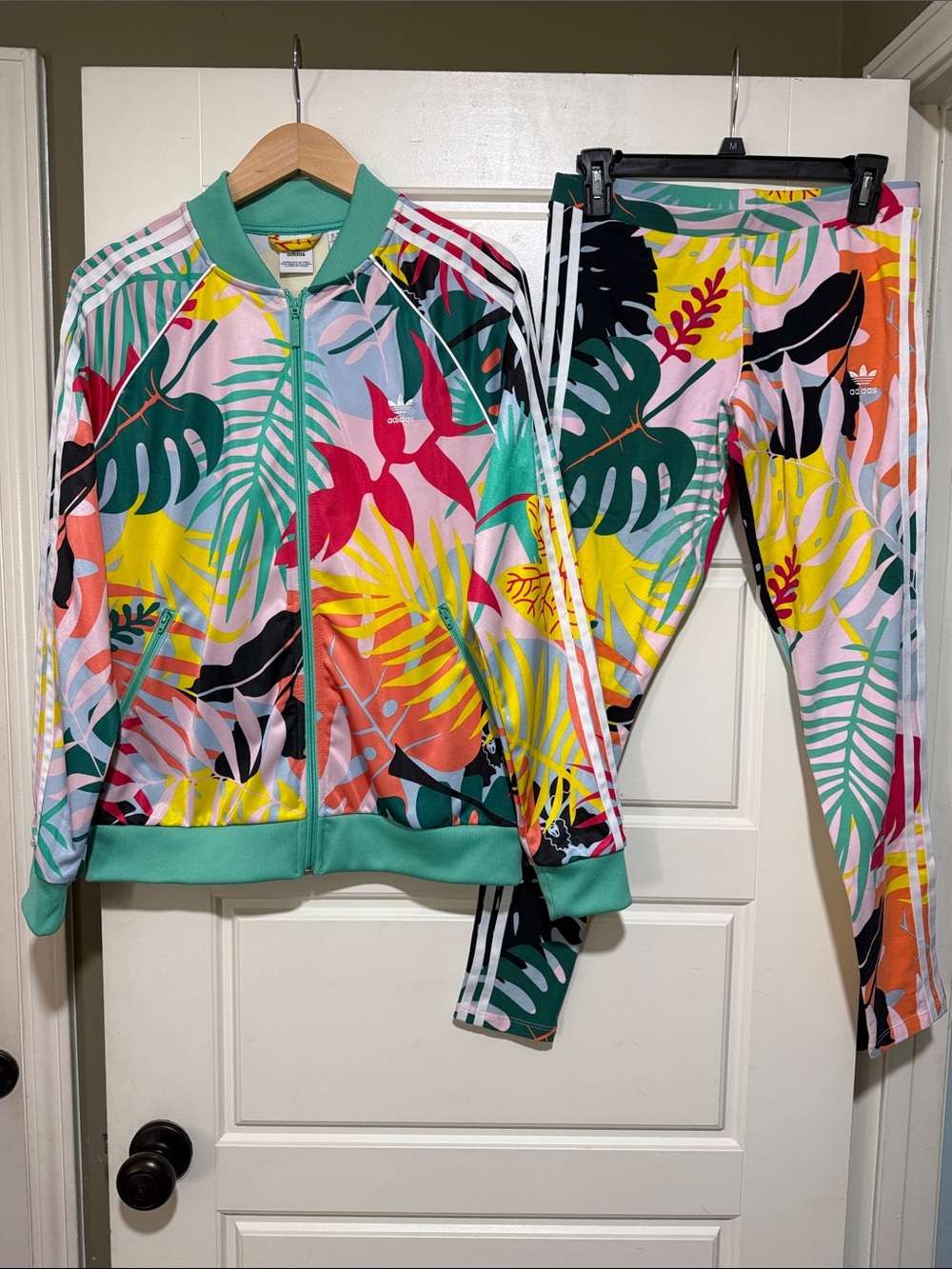 Adidas Floral Tropicalage Set zip up size L and leggings M new
